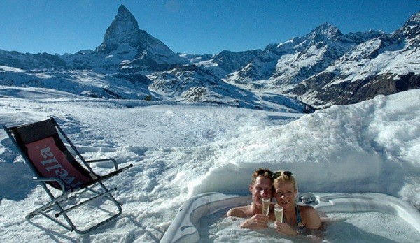 Hot tub in Iglu Village